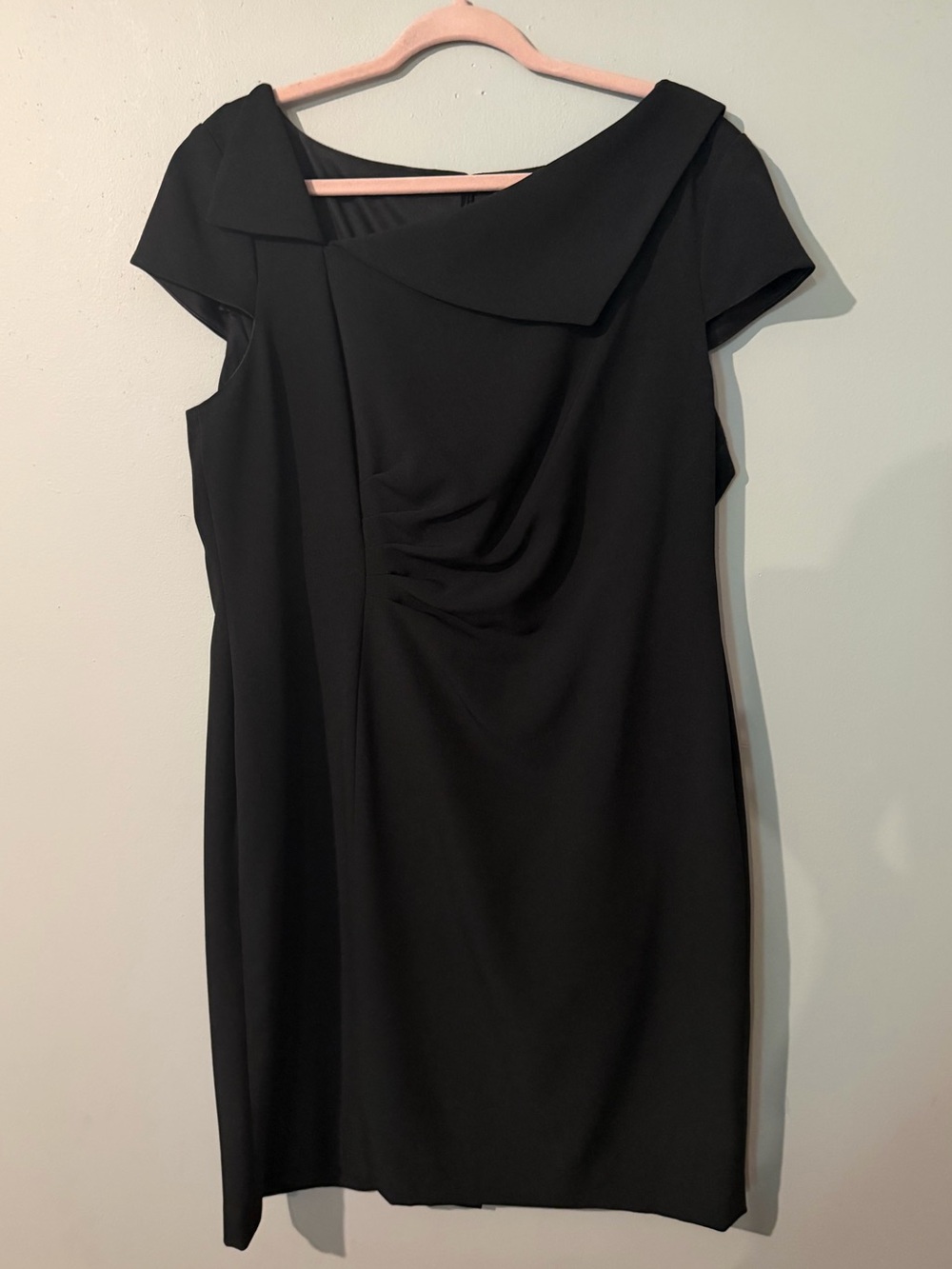 Elegant Black Midi Dress with Draped Front and Cap Sleeves